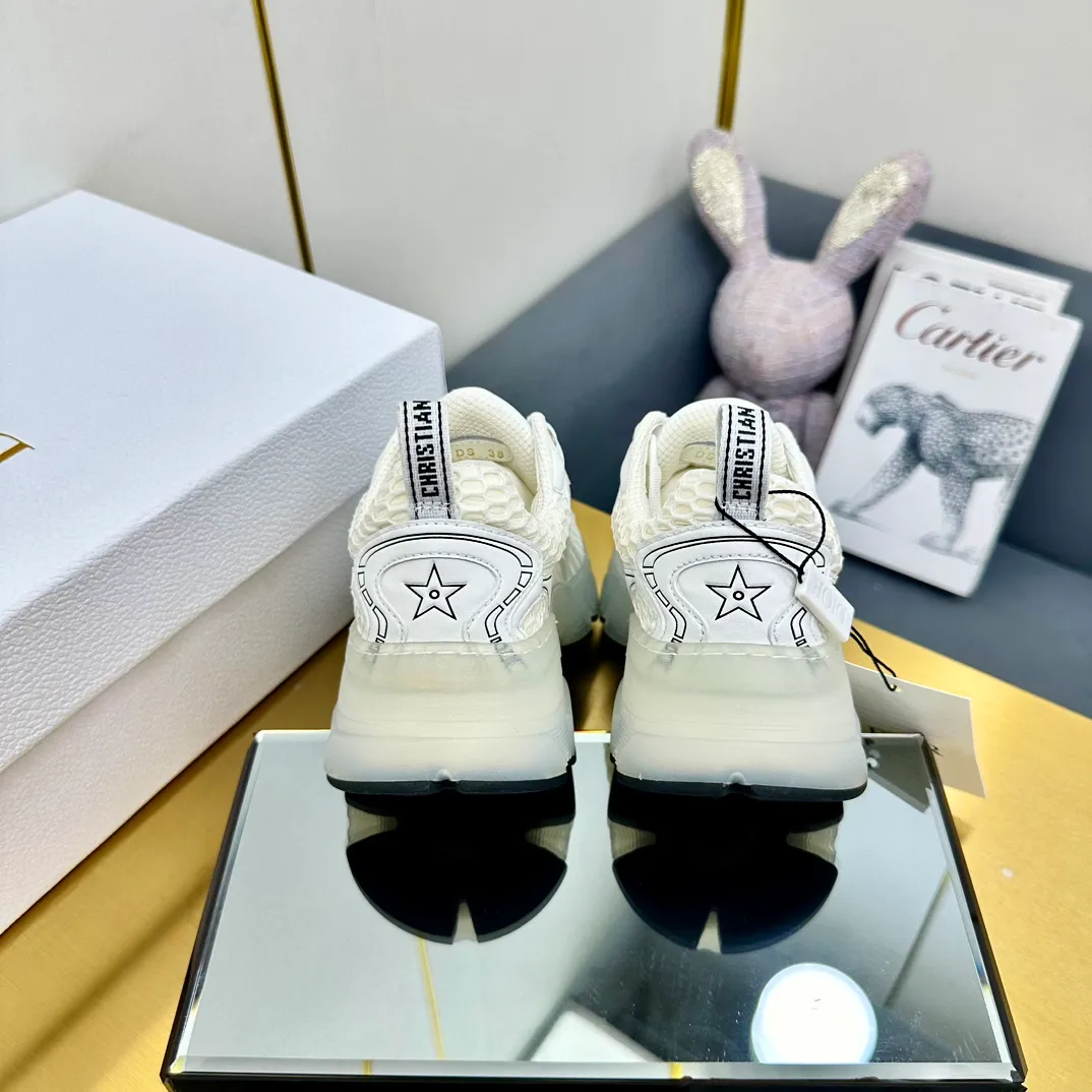 👟👟Ex-factory price 700👟👟 Top version 🌟🌟Dior 2024 spring and summer catwalk new style Vibe iconic fashion modern sports dad shoes CD letter logo Oblique printed pattern lace-up color-blocking thick-soled running shoes Stars' same jelly color casual women's shoes The top high-end version on the market Material: The upper is made of special technology with mesh fabric spliced with metal cowhide + environmentally friendly breathable fabric lining + original molded Tpu combination outsole. Bottom thickness: 4CM Size: 35-40 standard code (34.41 customization is not returnable)